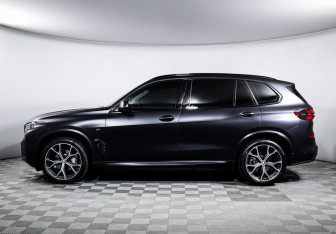 Подержанный автомобиль BMW X5 2025 года (8 фото)