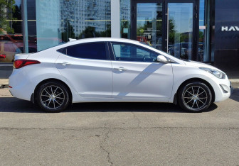 Подержанный автомобиль Hyundai Elantra Sedan 2015 года (4 фото)