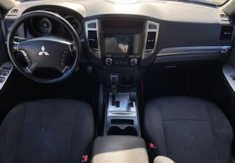 Подержанный автомобиль Mitsubishi Pajero 2014 года (11 фото)