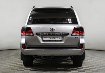 Подержанный автомобиль Toyota Land Cruiser Suv 2013 года (6 фото)