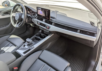 Подержанный автомобиль Audi A4 Sedan 2022 года (11 фото)