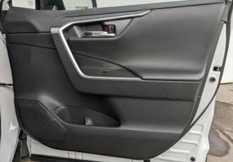 Подержанный автомобиль Toyota RAV4 2024 года (14 фото)