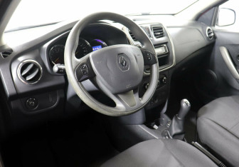 Подержанный автомобиль Renault Sandero 2017 года (6 фото)