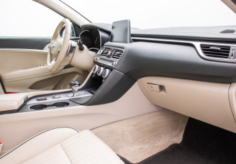 Подержанный автомобиль Genesis G70 2019 года (9 фото)