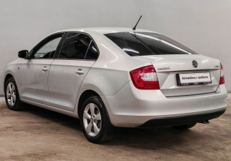Подержанный автомобиль Skoda Rapid Liftback 2014 года (7 фото)