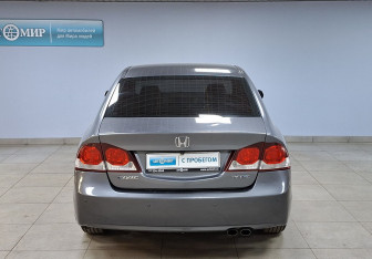 Подержанный автомобиль Honda Civic Sedan 2010 года (6 фото)