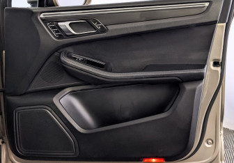 Подержанный автомобиль Porsche Macan 2016 года (24 фото)