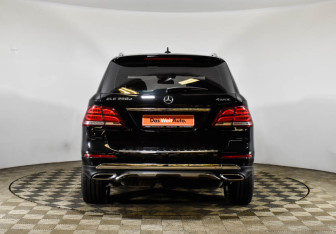 Подержанный автомобиль Mercedes-Benz GLE 2015 года (6 фото)