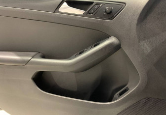 Подержанный автомобиль Volkswagen Jetta Sedan 2014 года (17 фото)