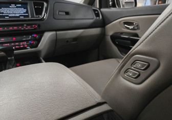 Подержанный автомобиль Kia Carnival 2018 года (19 фото)
