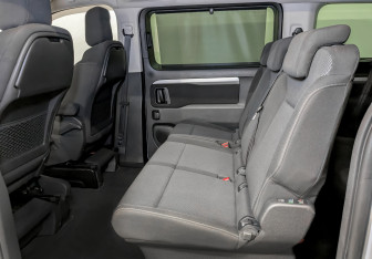Подержанный автомобиль Peugeot Traveller 2021 года (12 фото)