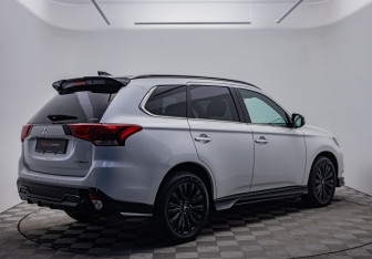 Подержанный автомобиль Mitsubishi Outlander 2022 года (5 фото)