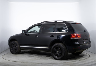 Подержанный автомобиль Volkswagen Touareg 2004 года (7 фото)