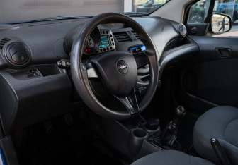 Подержанный автомобиль Chevrolet Spark 2011 года (12 фото)