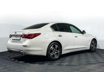 Подержанный автомобиль Infiniti Q50 2016 года (5 фото)