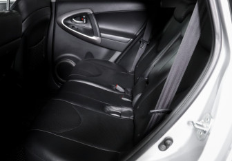 Подержанный автомобиль Toyota RAV4 2008 года (10 фото)