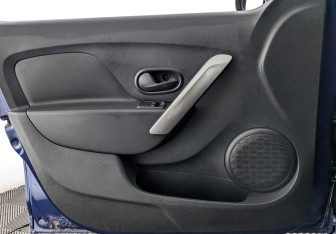 Подержанный автомобиль Renault Logan Sedan 2016 года (19 фото)