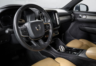Подержанный автомобиль Volvo XC40 2019 года (14 фото)