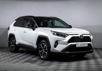 Подержанный автомобиль Toyota RAV4 2021 года (3 фото)