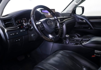 Подержанный автомобиль Lexus LX 2015 года (18 фото)
