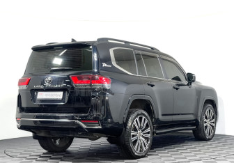 Подержанный автомобиль Toyota Land Cruiser Suv 2022 года (5 фото)