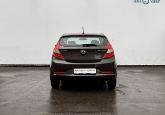 Подержанный автомобиль Hyundai Solaris Hatchback 2015 года (6 фото)
