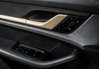 Подержанный автомобиль Porsche Taycan 2020 года (20 фото)