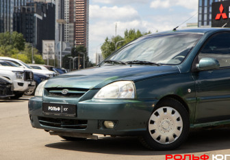 Подержанный автомобиль Kia Rio Sedan 2004 года (14 фото)
