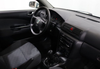 Подержанный автомобиль Skoda Octavia Liftback 2009 года (9 фото)