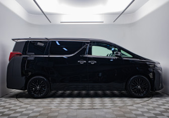 Подержанный автомобиль Toyota Alphard 2021 года (6 фото)