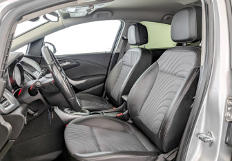 Подержанный автомобиль Opel Astra Sedan 2014 года (20 фото)