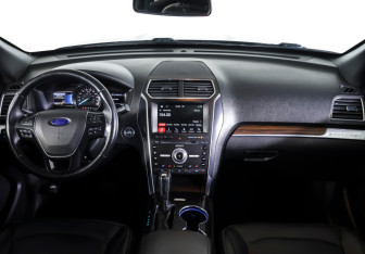 Подержанный автомобиль Ford Explorer 2017 года (16 фото)