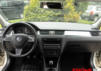 Подержанный автомобиль Skoda Rapid Liftback 2014 года (10 фото)