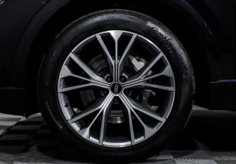 Подержанный автомобиль Audi Q8 2021 года (15 фото)