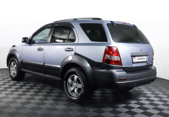 Подержанный автомобиль Kia Sorento 2004 года (7 фото)