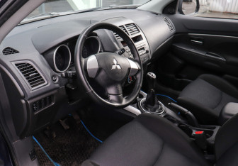 Подержанный автомобиль Mitsubishi ASX 2011 года (8 фото)