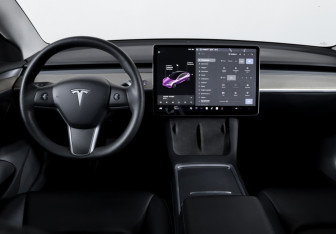 Подержанный автомобиль Tesla Model 3 2021 года (12 фото)
