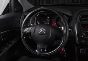 Подержанный автомобиль Citroen C4 Aircross 2012 года (17 фото)