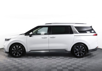 Подержанный автомобиль Kia Carnival 2023 года (8 фото)