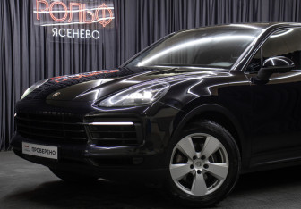 Подержанный автомобиль Porsche Cayenne 2019 года (25 фото)