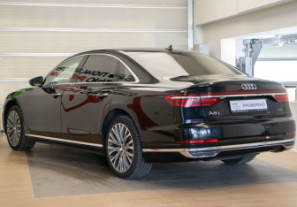 Подержанный автомобиль Audi A8 2022 года (34 фото)