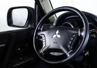 Подержанный автомобиль Mitsubishi Pajero 2021 года (17 фото)