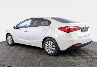 Подержанный автомобиль Kia Cerato Sedan 2015 года (7 фото)
