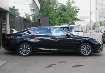 Подержанный автомобиль Lexus ES 2021 года (4 фото)