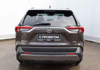 Подержанный автомобиль Toyota RAV4 2021 года (5 фото)