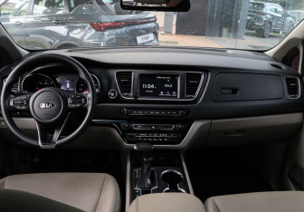 Подержанный автомобиль Kia Carnival 2018 года (11 фото)