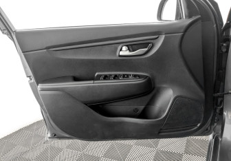 Подержанный автомобиль Kia Rio Hatchback 2021 года (17 фото)