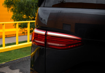 Подержанный автомобиль Volkswagen Multivan 2022 года (16 фото)