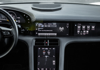 Подержанный автомобиль Porsche Taycan 2020 года (23 фото)