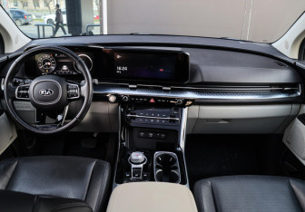 Подержанный автомобиль Kia Carnival 2021 года (16 фото)